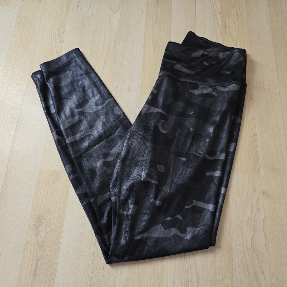 Nike Dri Fit Black Camo Leggings Size Medium